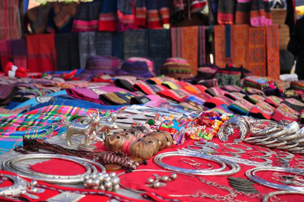 Acheter des vêtements tissés et des souvenirs au marché de Bac Ha