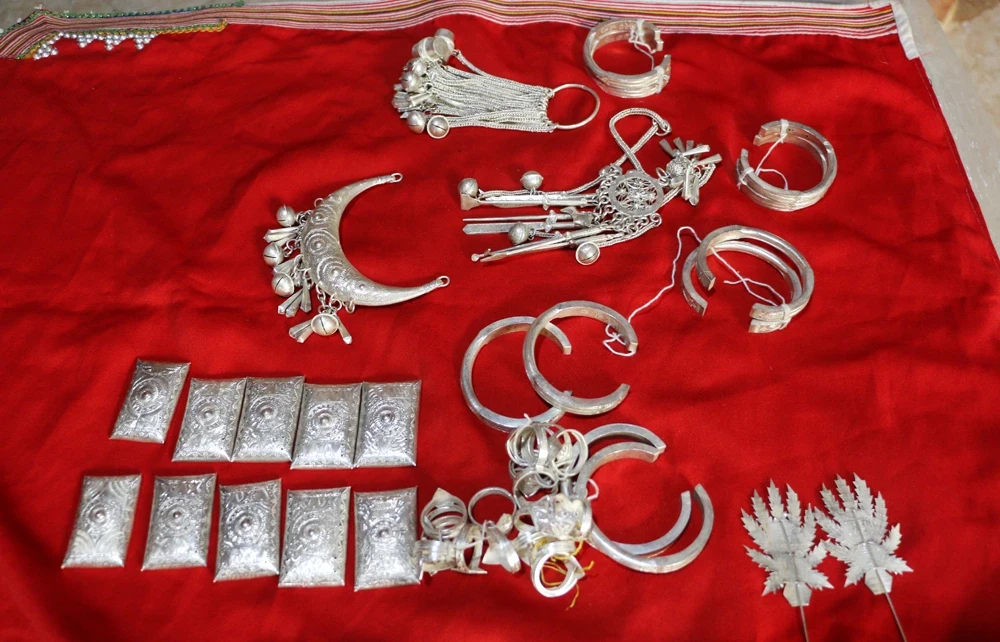 Bijoux en argent traditionnels port&eacute;s avec le costume Dao Rouge