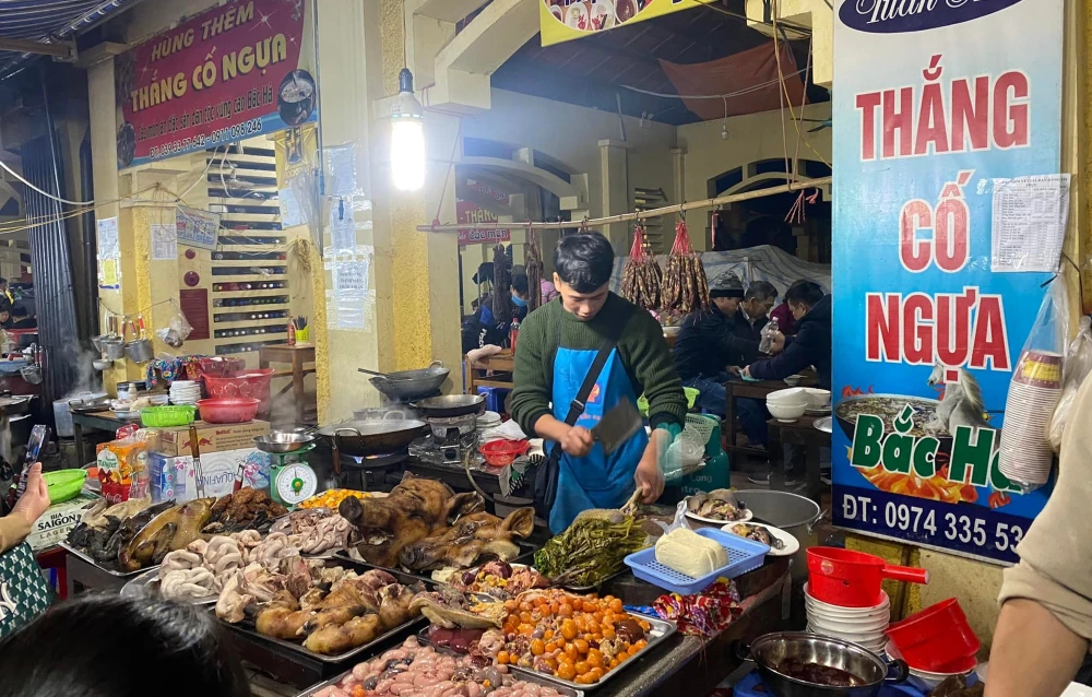 Déguster la nourriture au marché