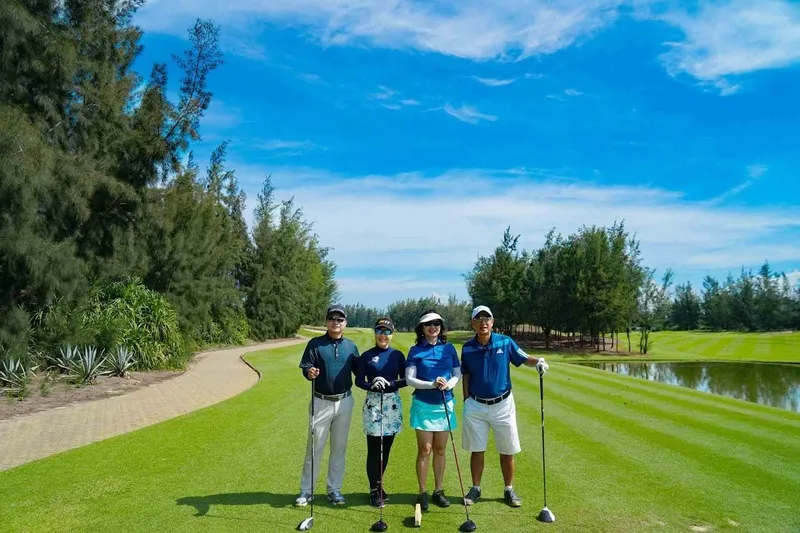 Il Montgomerie Links Golf Club Vietnam richiede ai giocatori di rispettare il codice di abbigliamento.