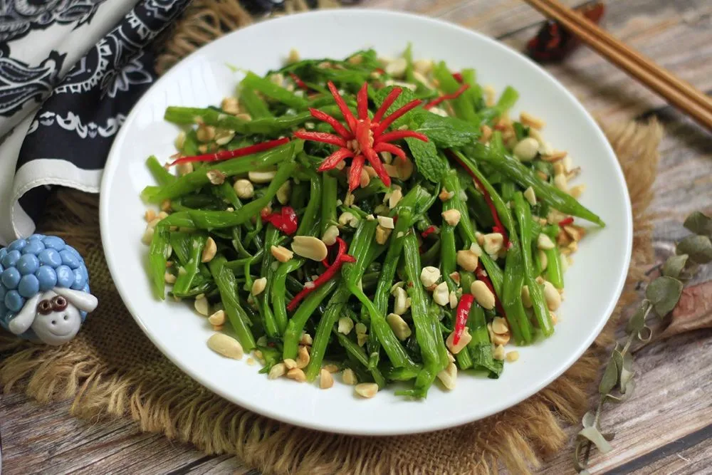 Insalata vietnamita di spinaci d'acqua