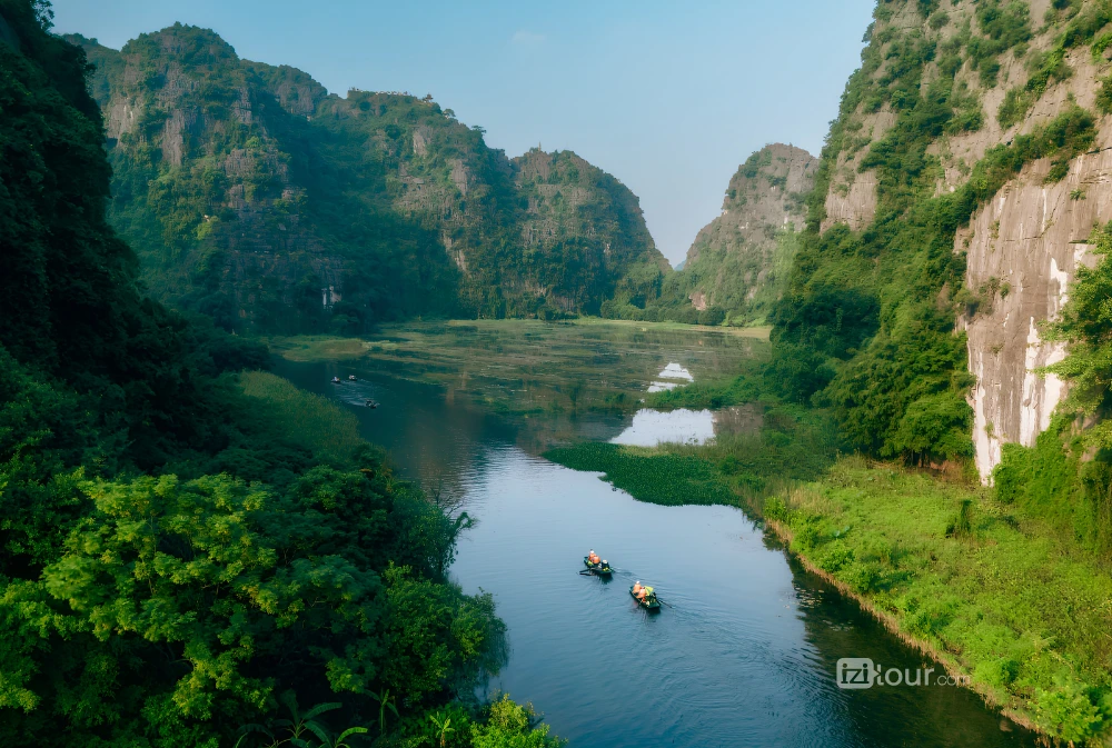 Path leading to the Thai Vi temple through the rural landscapes of Tam Coc