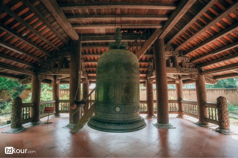 the giant bell in nom pagoda