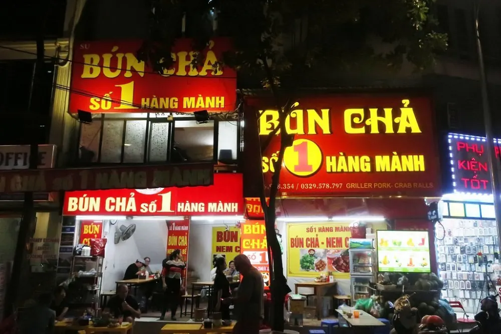 Restaurant local servant du b&uacute;n chả &agrave; Hano&iuml;