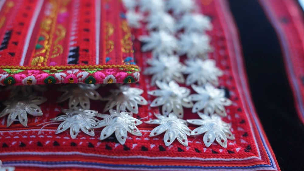 D&eacute;tails des motifs brod&eacute;s sur le costume traditionnel des femmes Dao Rouges