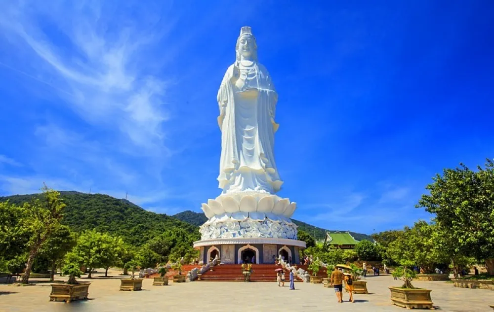 huge statue in linh ung pagoda