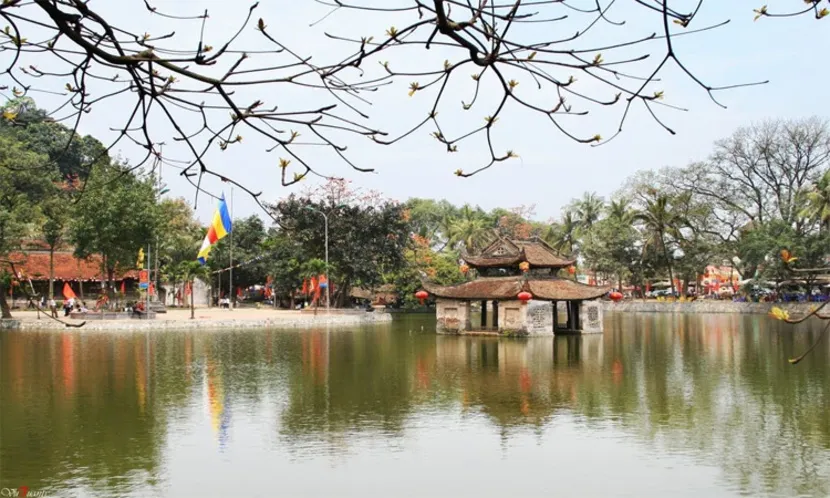 thay pagoda long tri lake
