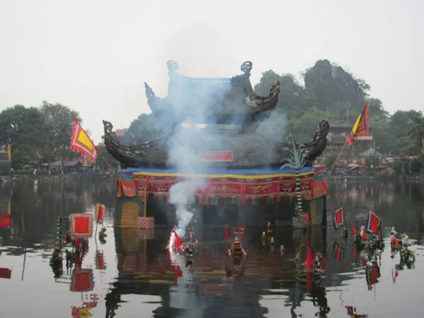 water puppet show on thay pagoda
