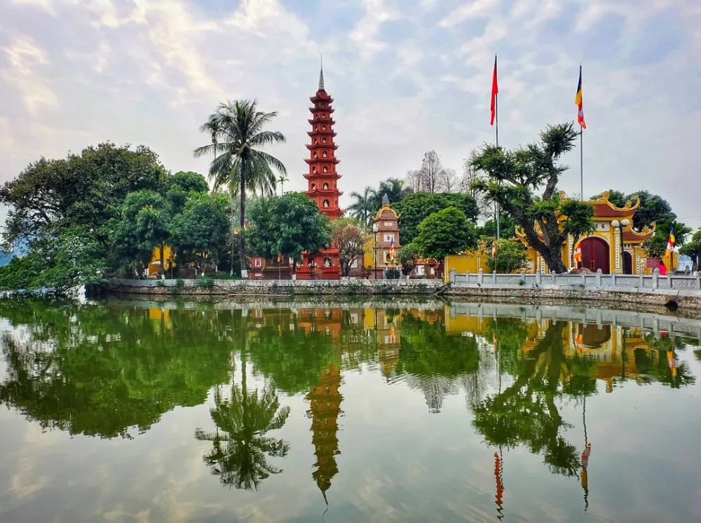 tran quoc pagoda hanoi vietnam
