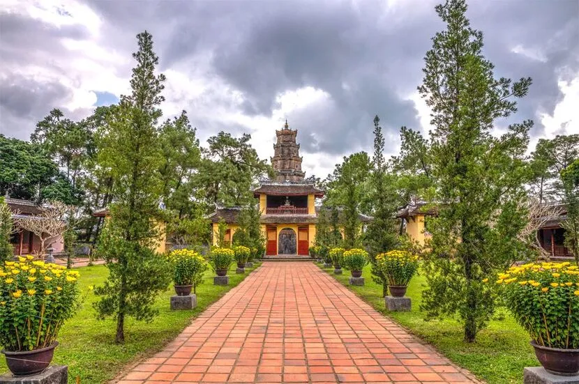 thien mu pagoda hue vietnam