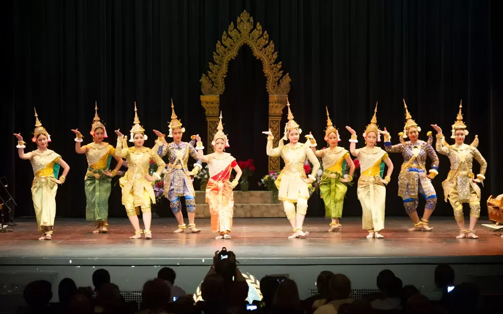 Turista observando un hermoso espectáculo de cena Apsara en Siem Reap