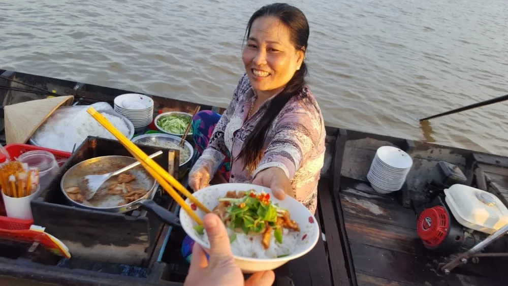 petit dejeuner dans le marche flottant du vietnam