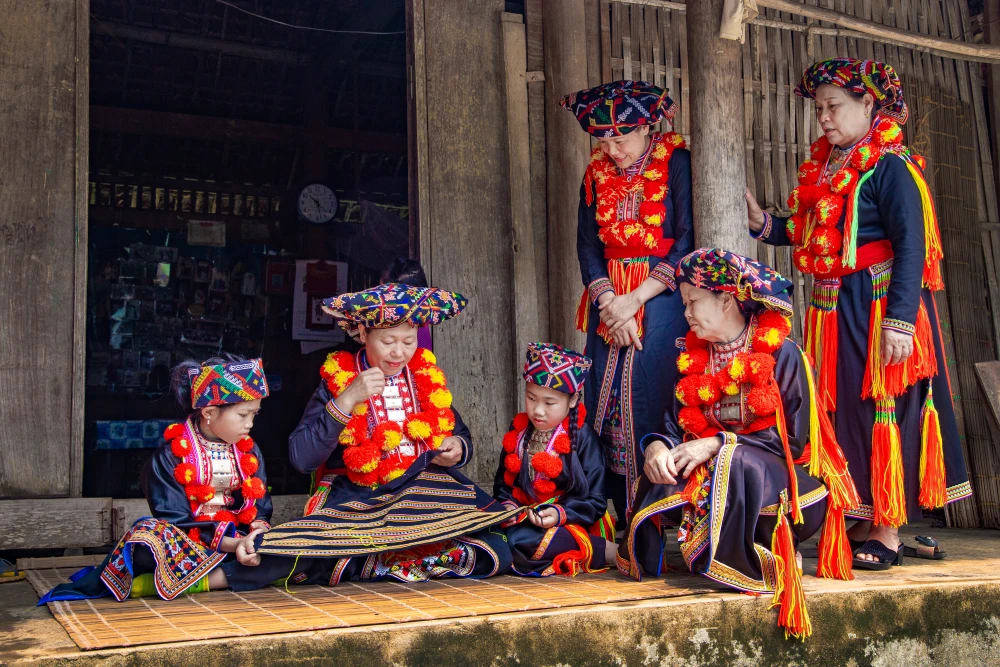 Costume traditionnel rouge des femmes Dao Rouge
