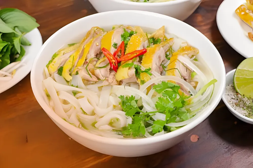 soupe de nouilles de riz au poulet (pho ga)