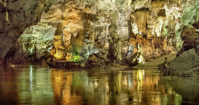 underground river in phong nha cave