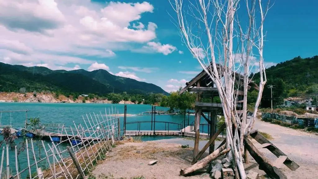 places to visit in vung tau da xanh lake
