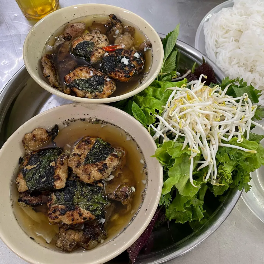 B&uacute;n chả servi avec porc grill&eacute;, vermicelles de riz et herbes fra&icirc;ches