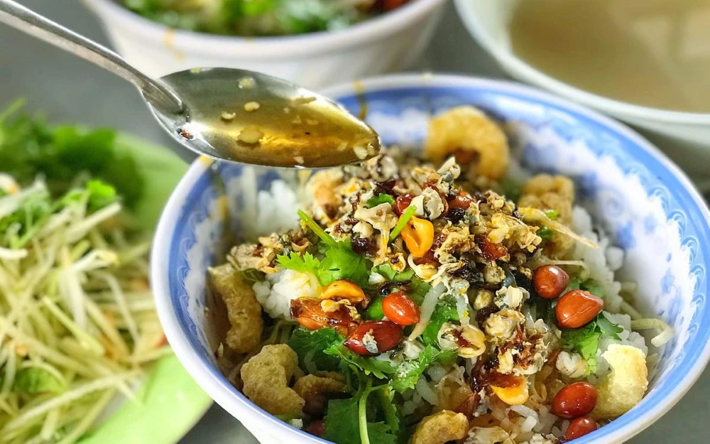 Cơm hến, plat traditionnel &agrave; base de riz et de petites palourdes &agrave; Hu&eacute;