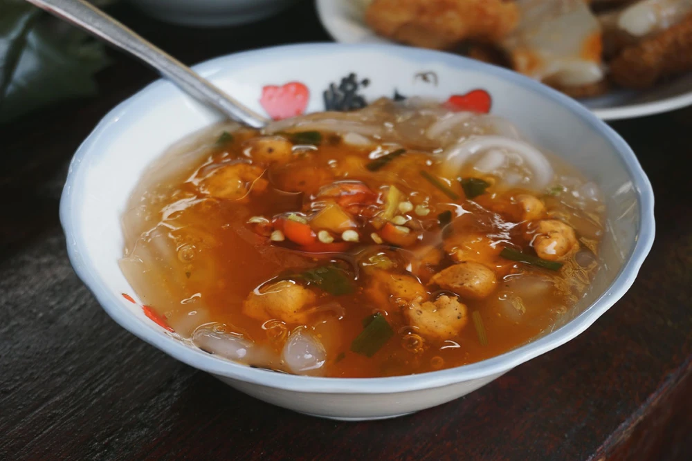 B&aacute;nh canh Nam Phổ, soupe de nouilles traditionnelle de Hu&eacute;