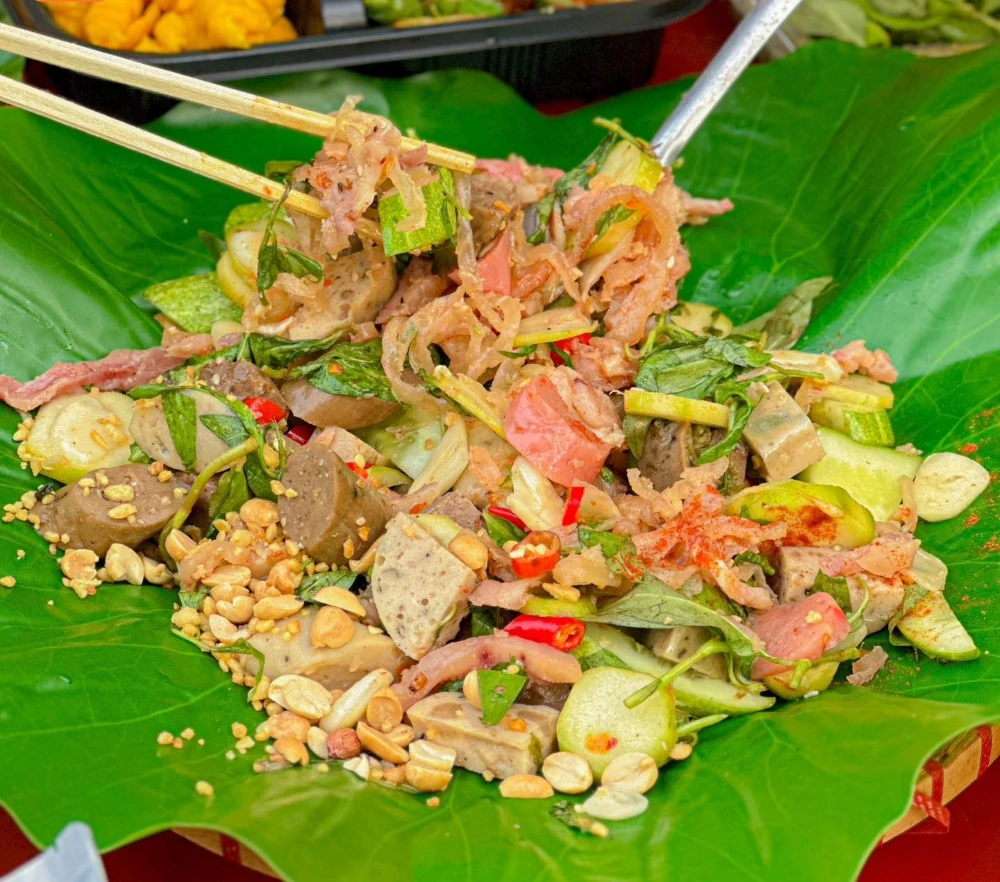Tr&eacute; trộn, sp&eacute;cialit&eacute; de Hu&eacute; &agrave; base de viande ferment&eacute;e et d'herbes