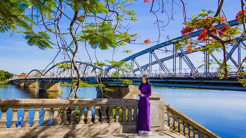 Ponte De Trena Em Hue Vietnam Imagem de Stock - Imagem de parque,  vietnamita: 227673473