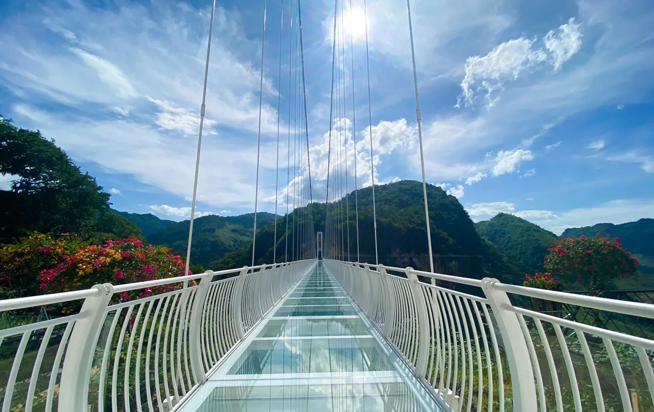 ponte vetro bach long vietnam
