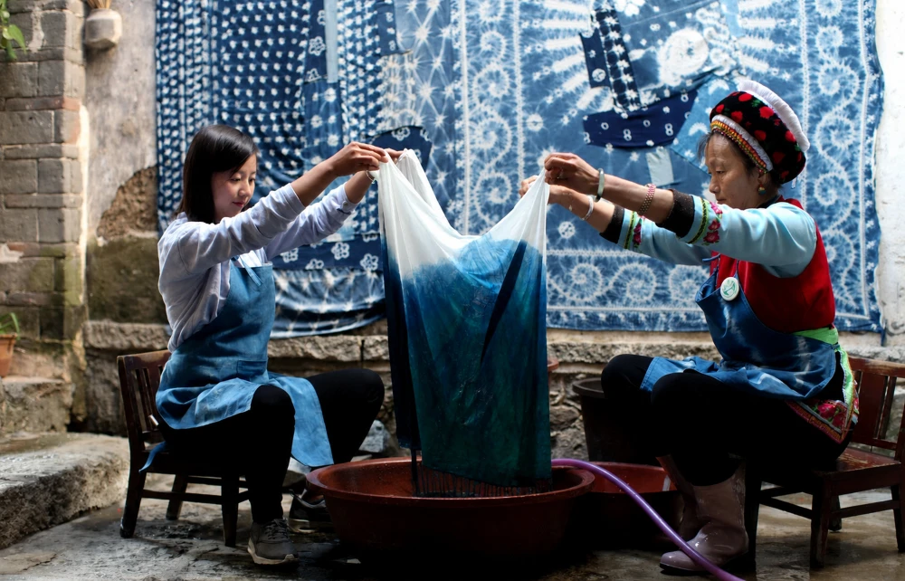 Linen dyeing process at Lung Tam village