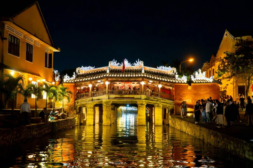 Lâcher une lanterne à Hoi An à la tombée de la nuit