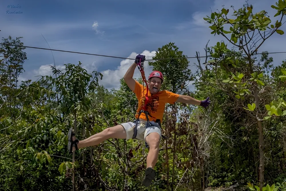 Tyrolienne dans la jungle