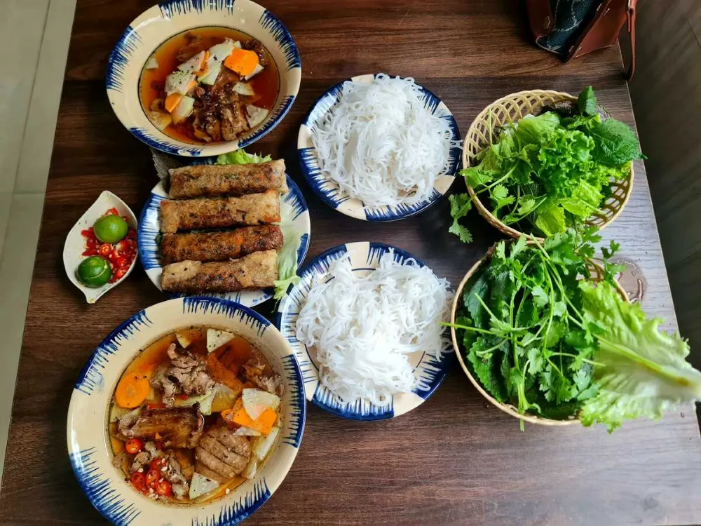 B&uacute;n chả traditionnel avec porc grill&eacute; et vermicelles de riz &agrave; Hano&iuml;