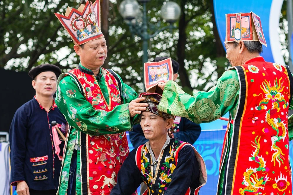 C&eacute;r&eacute;monie Cap Sac traditionnelle chez les Dao Rouges au Vietnam