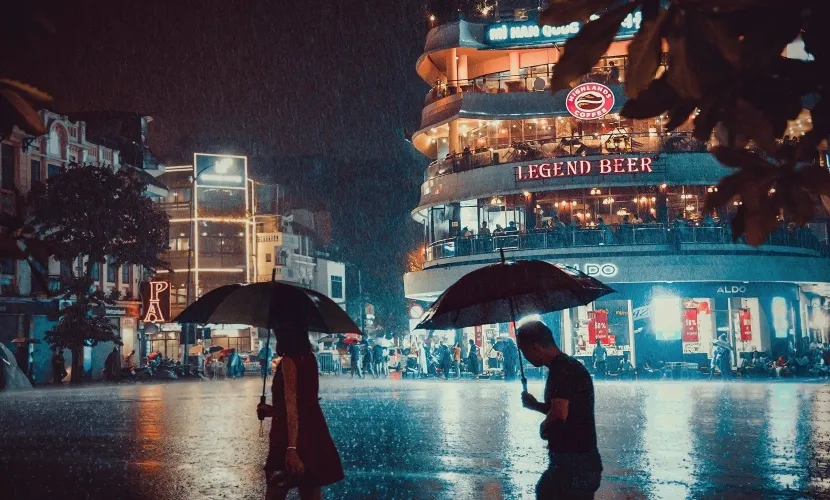 un'affascinante scena notturna piovosa ad Hanoi, Vietnam