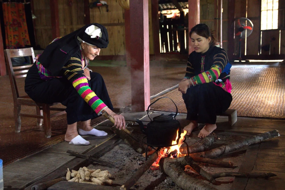An authentic encounter between travelers and Vietnamese locals
