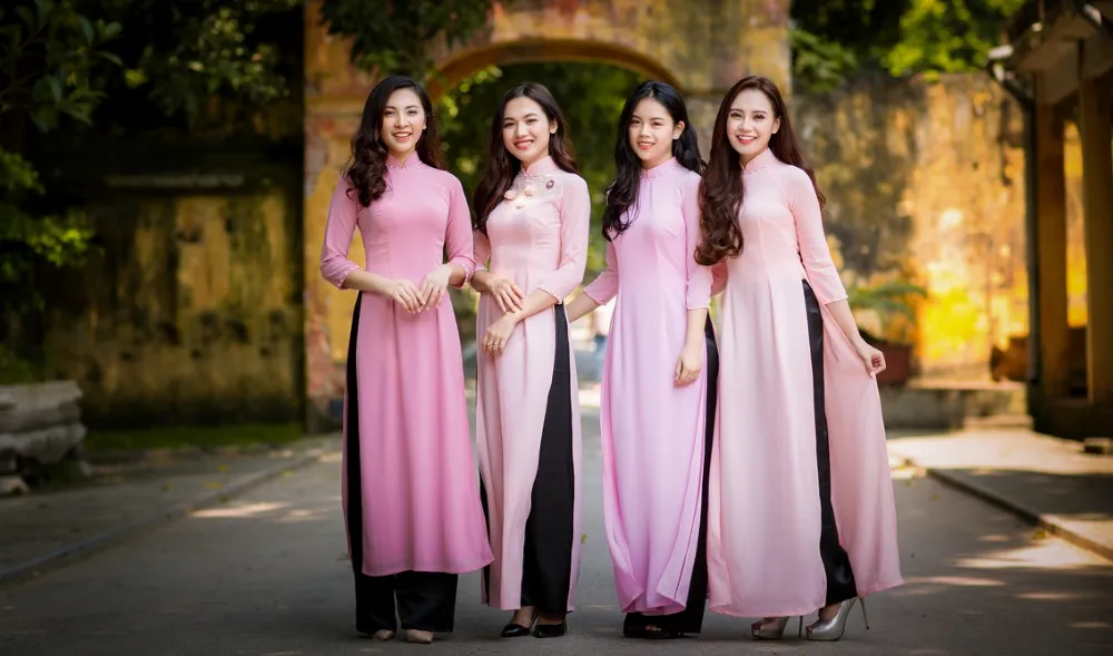 Modelo vistiendo un Ao Dai moderno con diseño minimalista mostrando la moda vietnamita