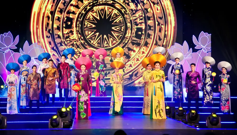 Ao dai Vietnam en un desfile de moda