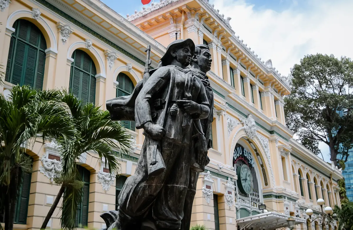 saigon central post office statue