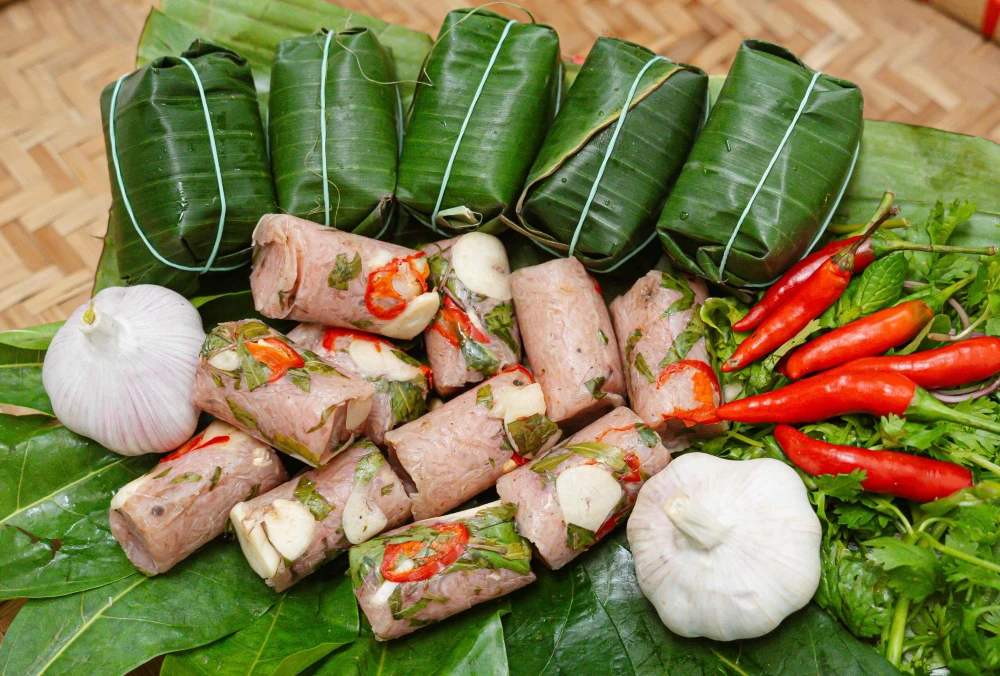Nem chua, una specialit&agrave; vietnamita a base di carne di maiale fermentata.