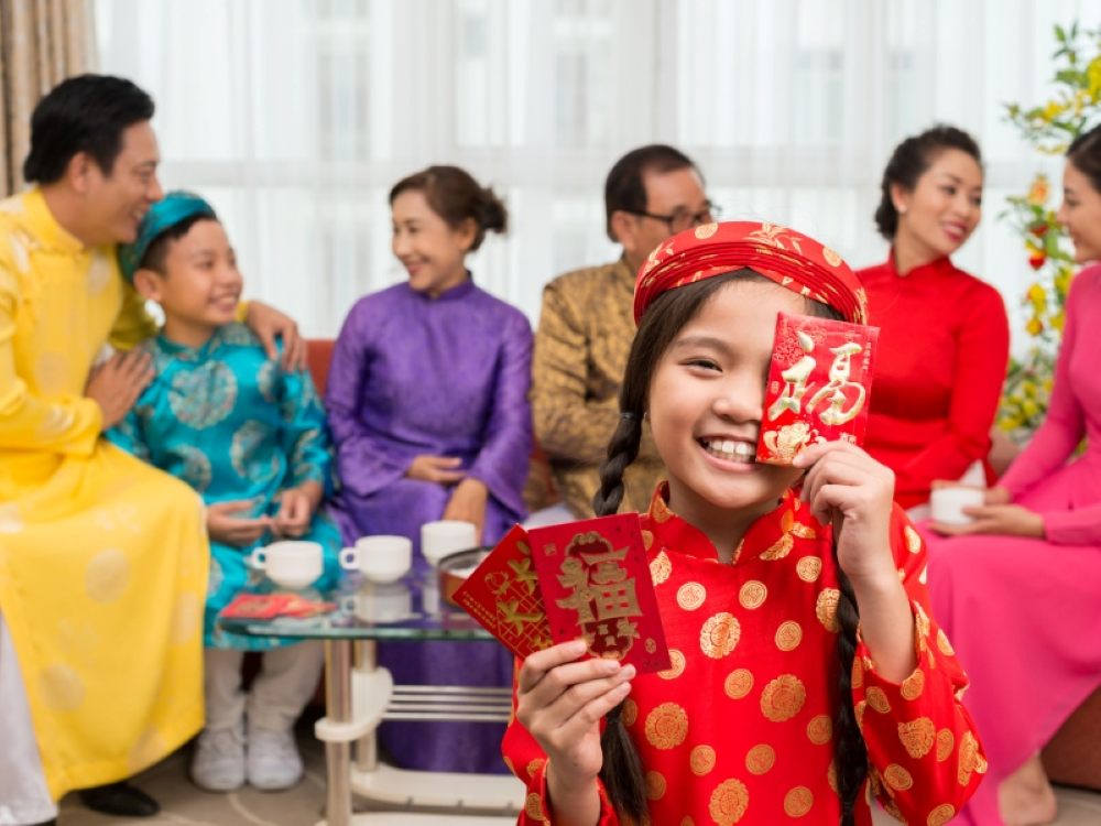 offering lucky money on tet holiday