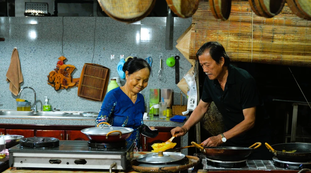 pr&eacute;paration de b&aacute;nh x&egrave;o dans un homestay au Vietnam