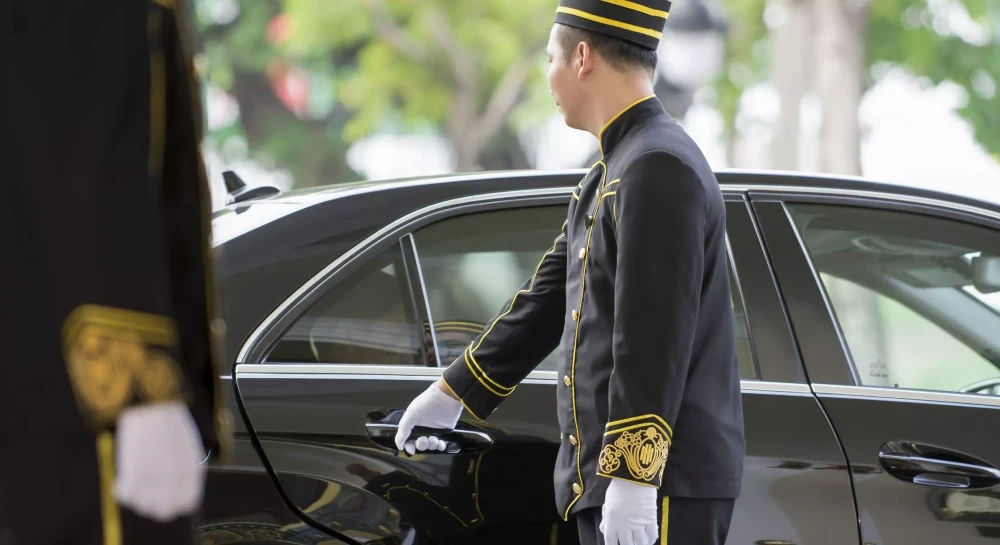 travel from tan son nhat airport to city by hotel car