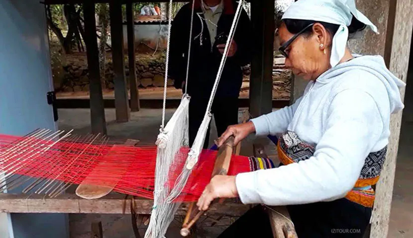 silk weaving in buoc  xam khoe village