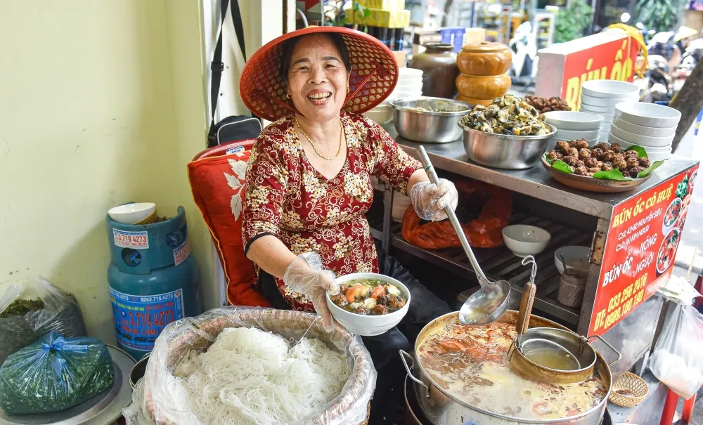 a women selling bun rice noodle soup