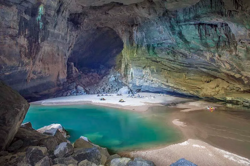 sorprendente interno della grotta di son doong