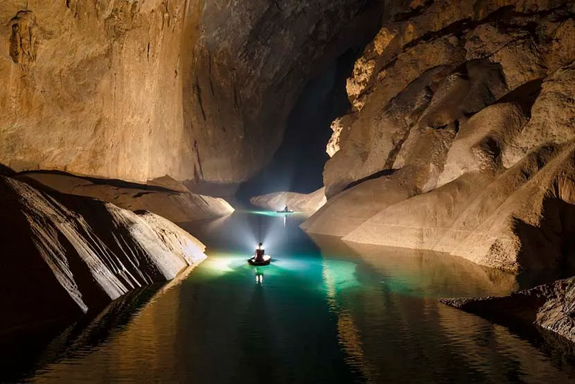 un fiume all'interno della grotta di son doong