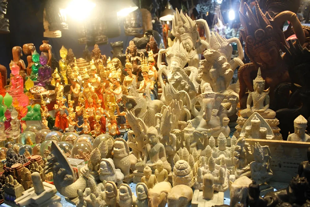 Statue e sculture artigianali dalla Cambogia