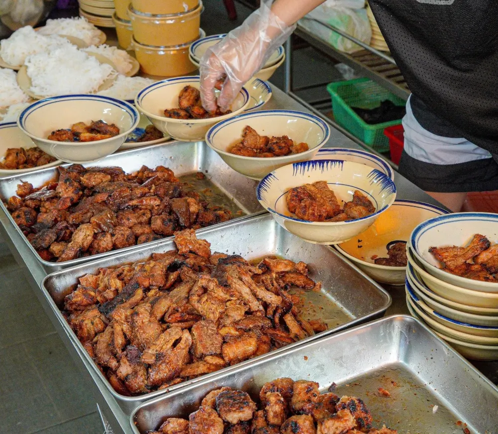 Porc grill&eacute; au charbon de bois pour pr&eacute;parer le b&uacute;n chả vietnamien