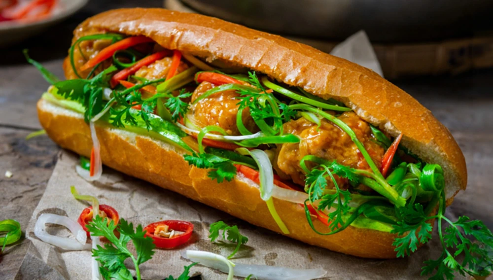 Bánh mì xíu mại con albóndigas y salsa vietnamita