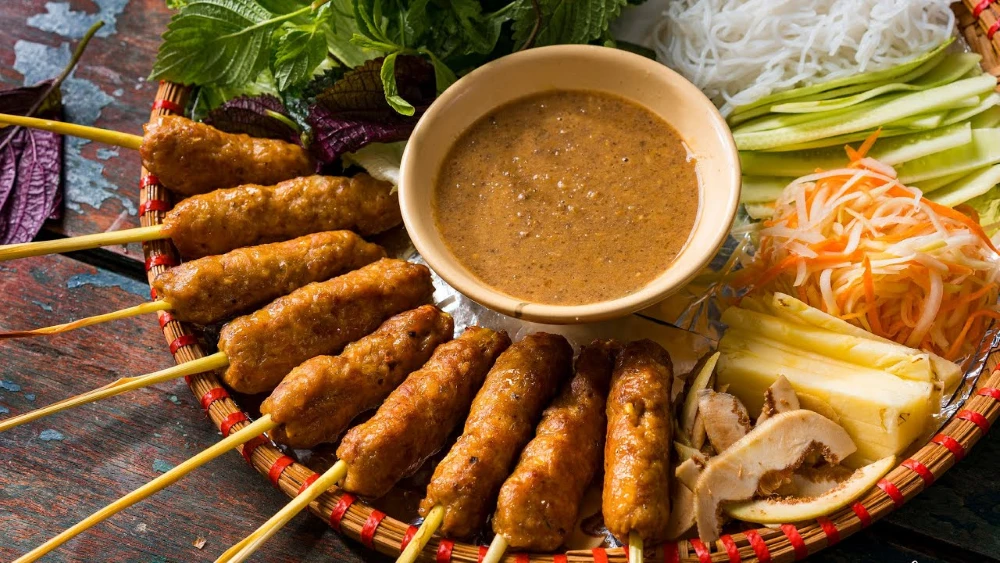 Nem lụi, brochettes de porc grill&eacute; typiques de Hu&eacute;