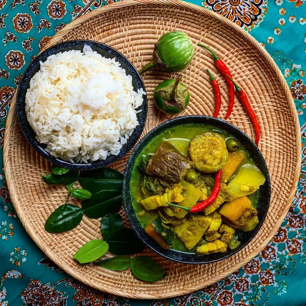 Samlar Kako (soupe khmère aux légumes et à la viande)
