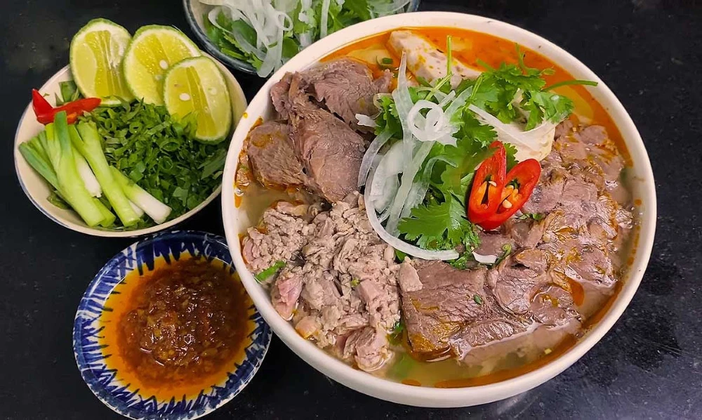 B&uacute;n b&ograve; Hu&eacute;, sp&eacute;cialit&eacute; embl&eacute;matique de la cuisine de Hu&eacute;